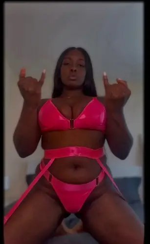 Domme Amara - milf